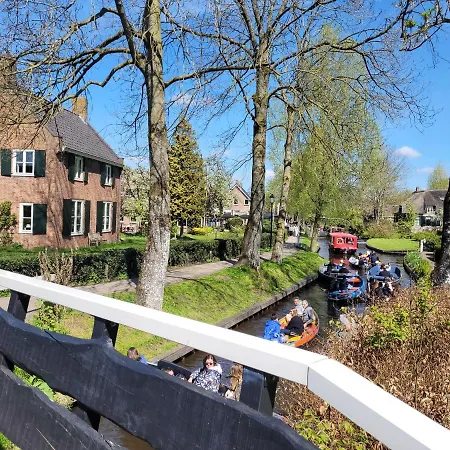 B&B Villa Giethoorn - Canalview, Privacy & Parking-2