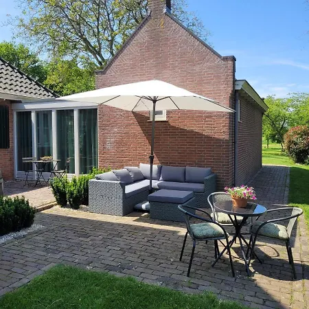 B&B Villa Giethoorn - Canalview, Privacy & Parking-3